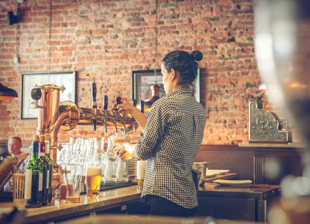 photo-of-bartender-pouring-draught-beer
